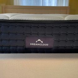 DreamCloud Classic King, LIKE NEW