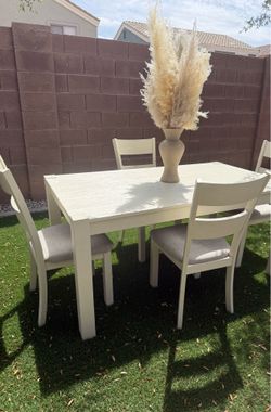 Dinning table / 4 chairs