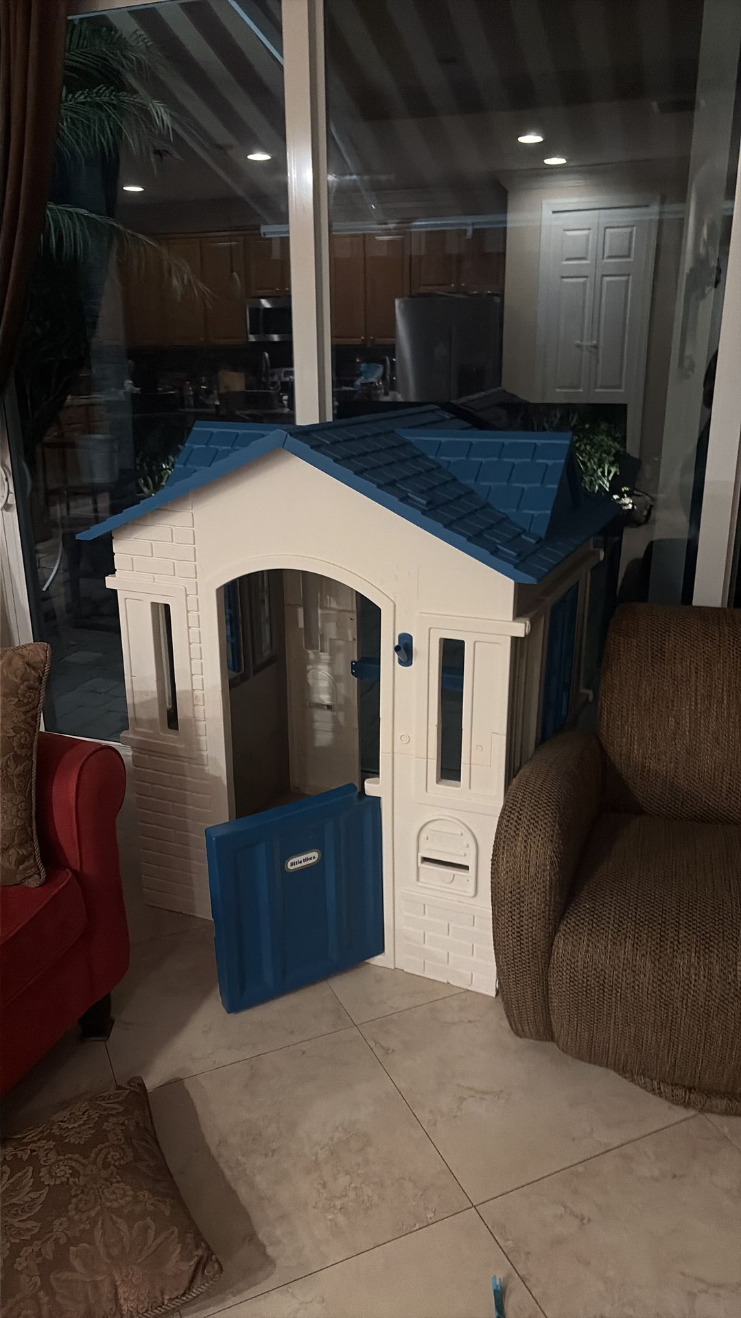 LITTLE TIKES HOUSE FREE PICK UP ONLY