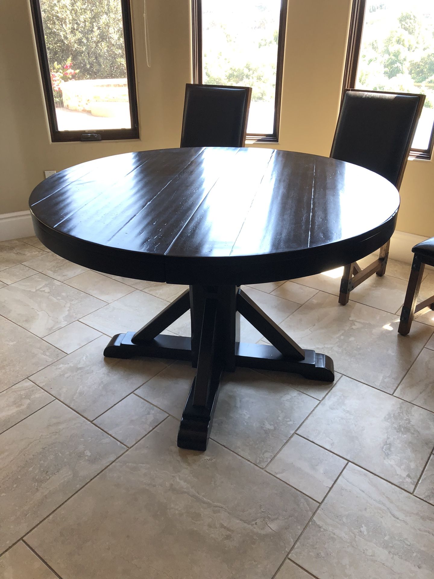 Round Dining Room Table w/One Leaf