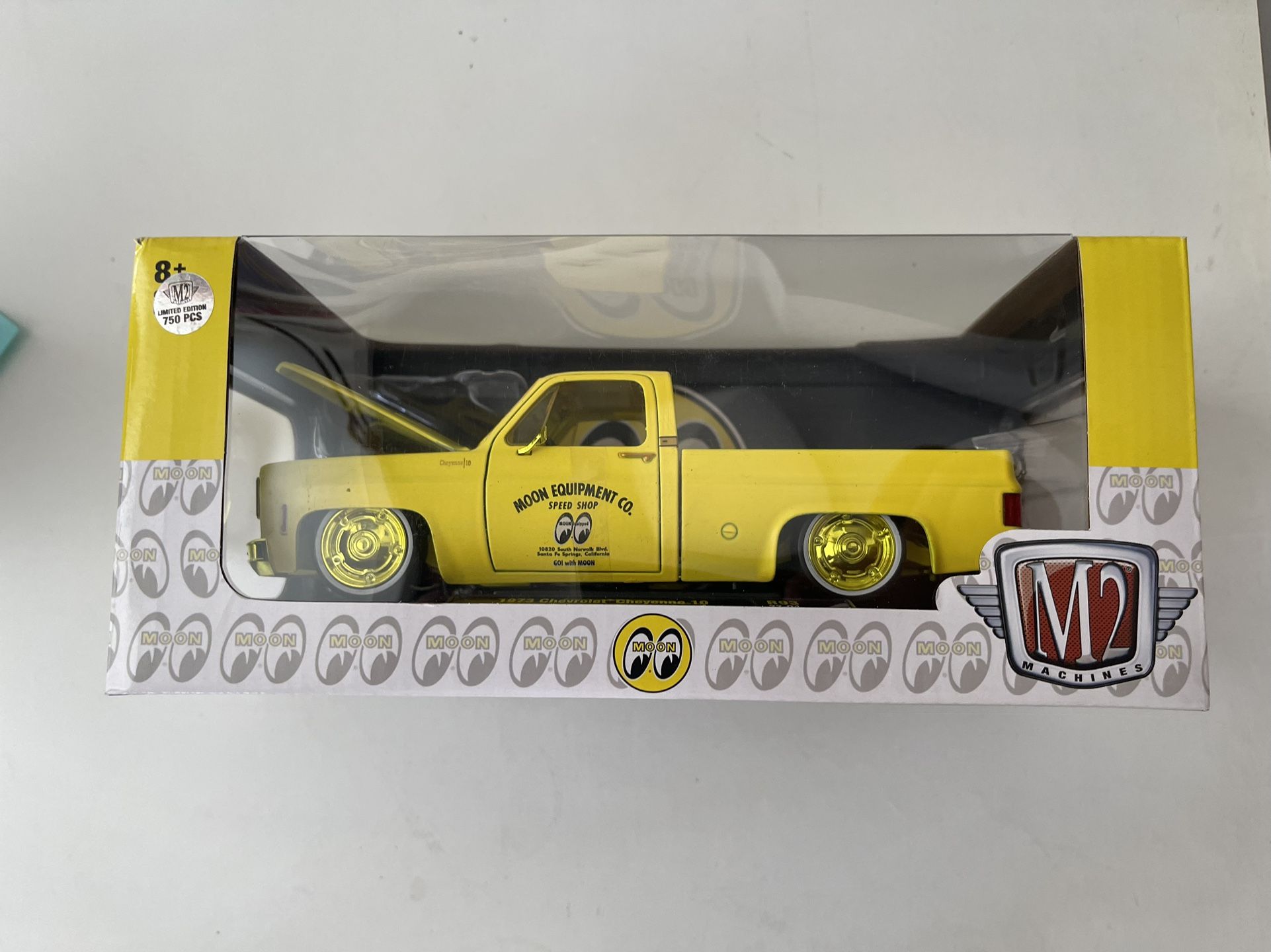 1:24 M2 Machines Mooneyes 1973 Chevrolet C10 Cheyenne Chase