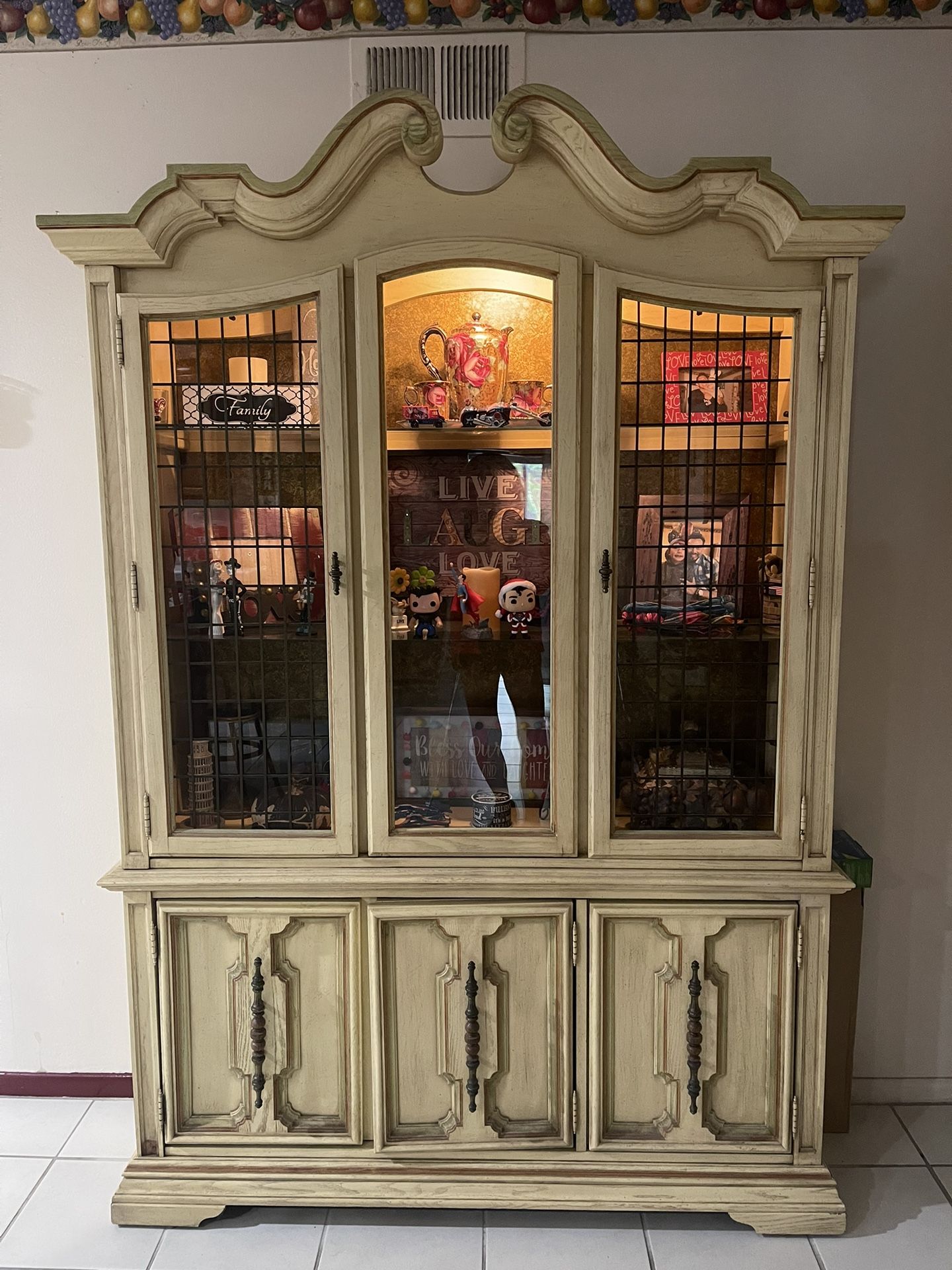 China Cabinet With Interior Lights 