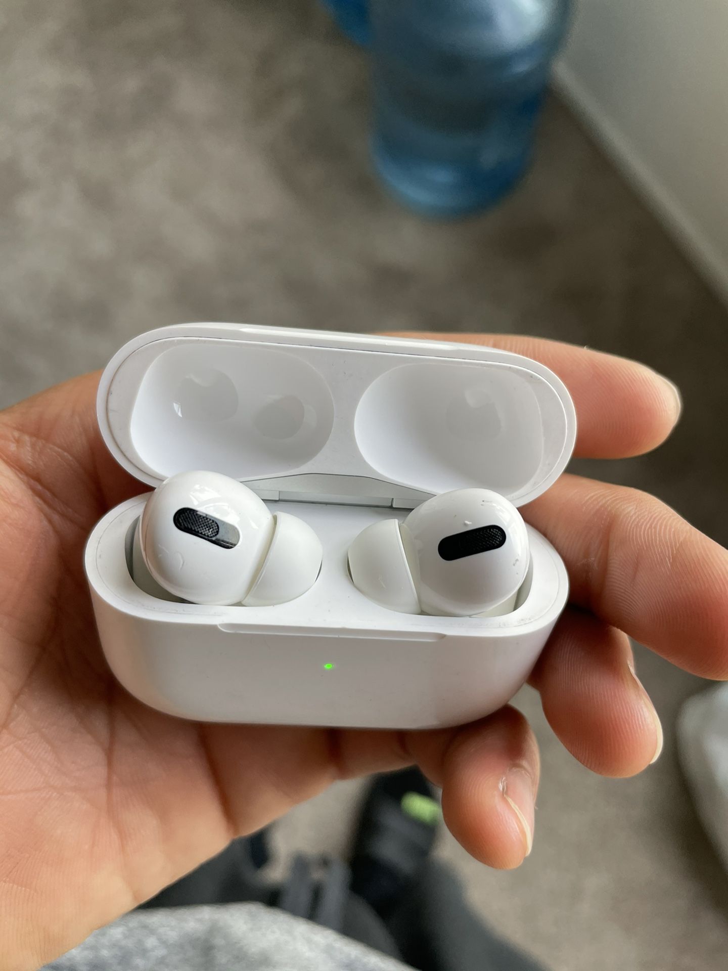 Apple AirPods Pro, Apple AirPods.