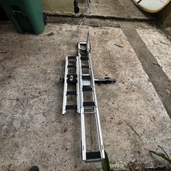 Hitch-mounted motorcycle carrier 