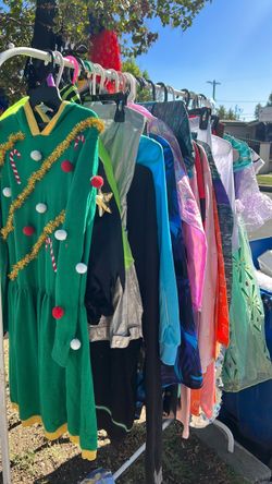 Disfraces  5 y 10  dolares   En el 14011 Burton  St panorama  City ca  91402  t