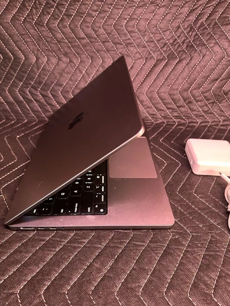 MacBook Pro M3 2023 1TB