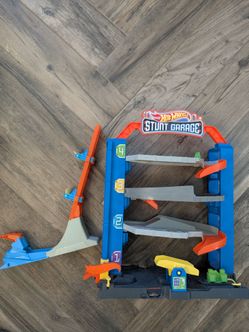 Hot wheels stunt garage and vertical race track for cars