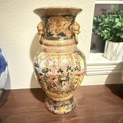 Vintage Hand-Painted Satsuma Vase - Asian Motif with Ornate Gold Accents