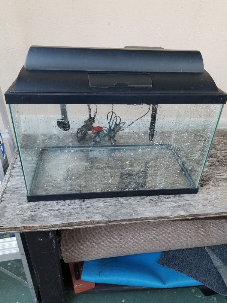 Fish tank 10 gallons no leak for sell $20.