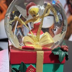 Disney Store 2005  Tinkerbell Christmas Present Snow Globe. Excellent Condition Pre Owned! $20.00