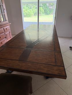 Dining room table - 8 chairs