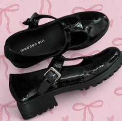 Black patent leather Mary Jane shoes with chunky sole #maryjane #shoes Size 5 in great condition, comfortable #shiny