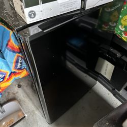 Mini fridge 