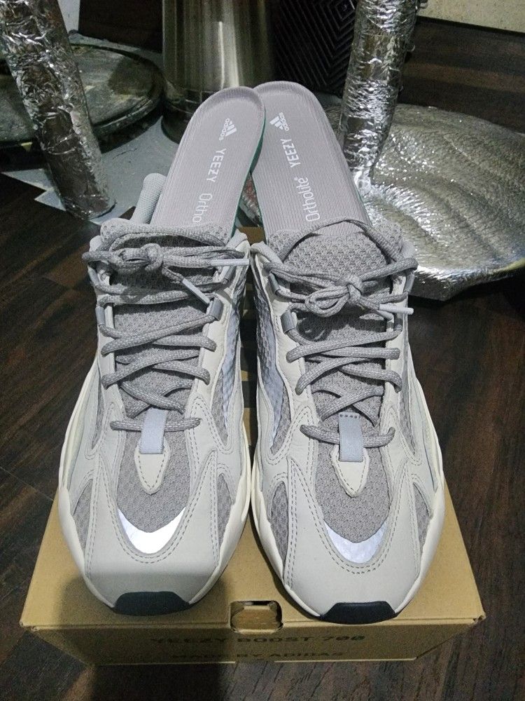 Yeezy Boost V2 700 Static