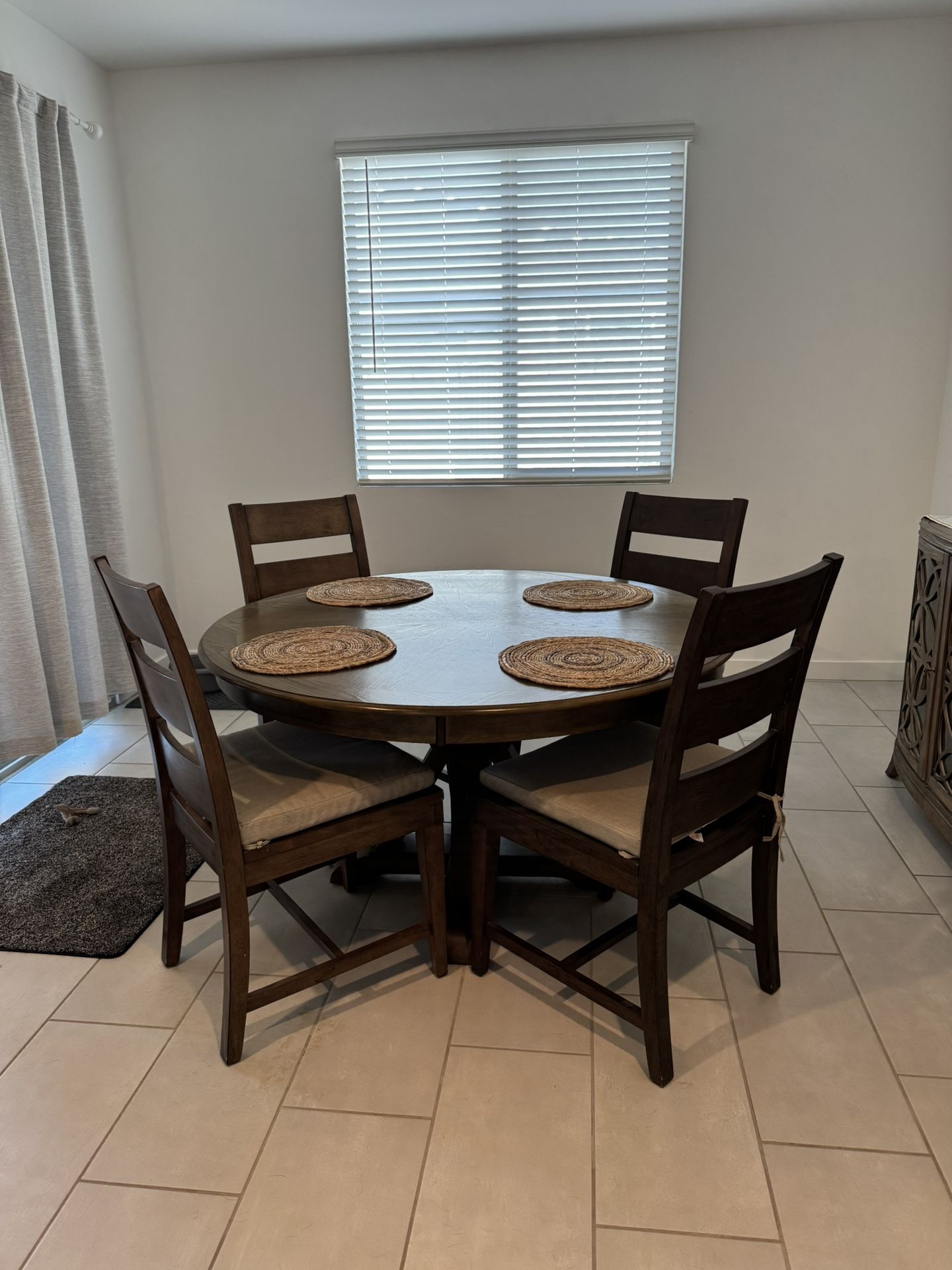 Dining Room Table And Chairs 