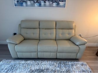 $440 ROOMS TO GO 2025 SMART LEATHER POWER SOFA - $1.3K RETAIL