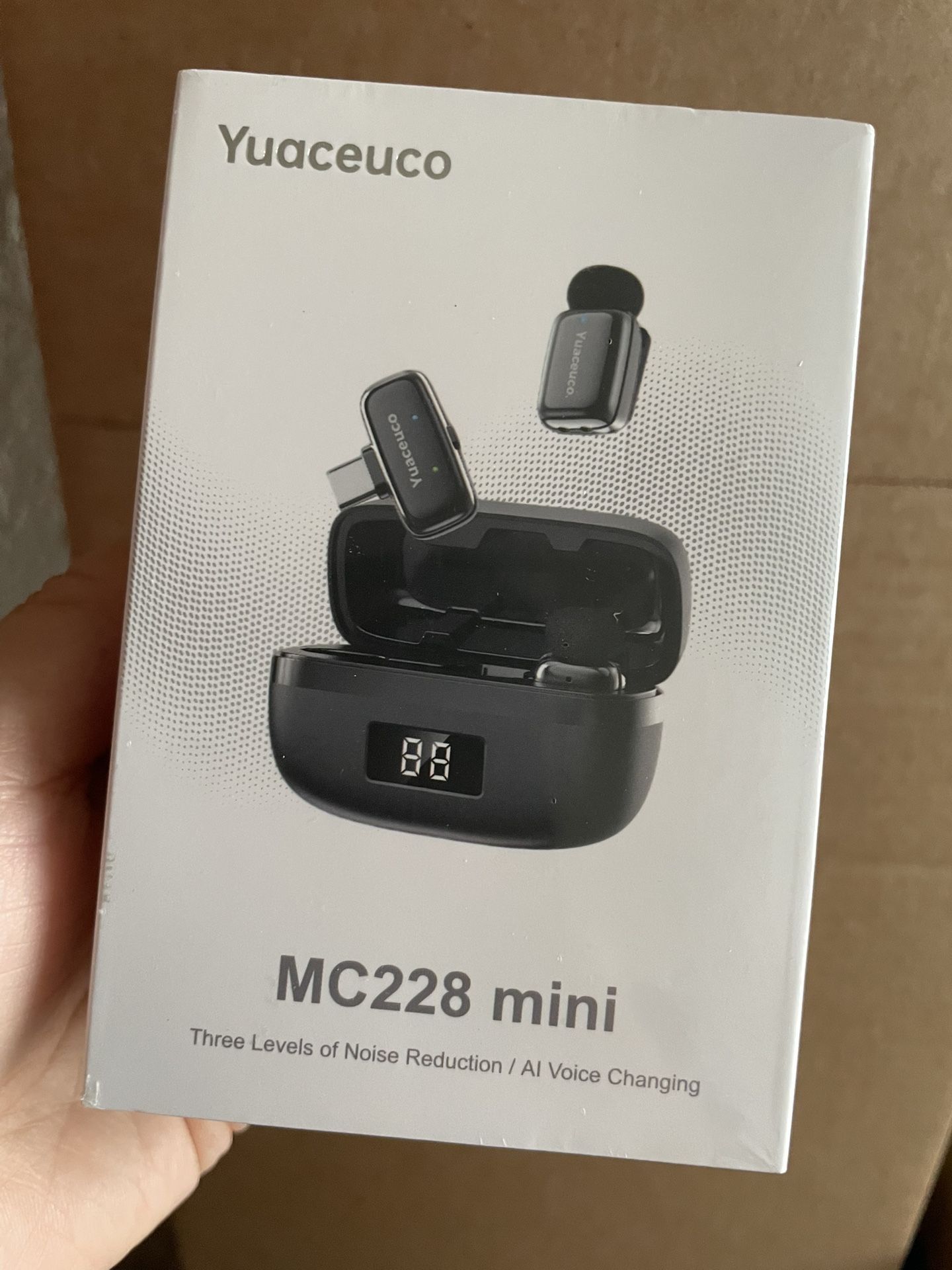 New In Box : Mini Wireless Lavalier Microphone