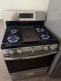 GE Stainless Steel Gas Range with Griddle