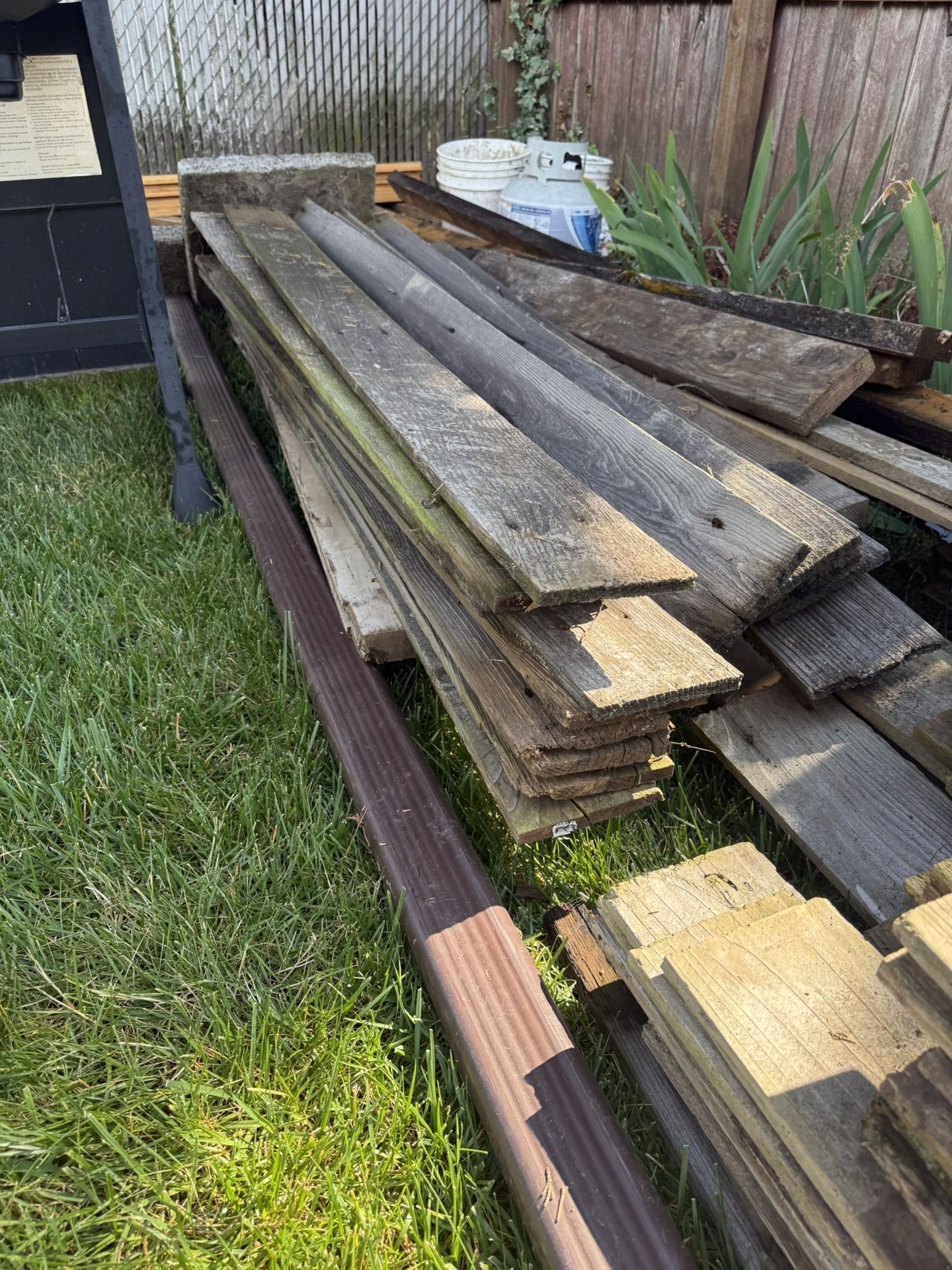 Free 1’’x6’’x6’ Fence Wood