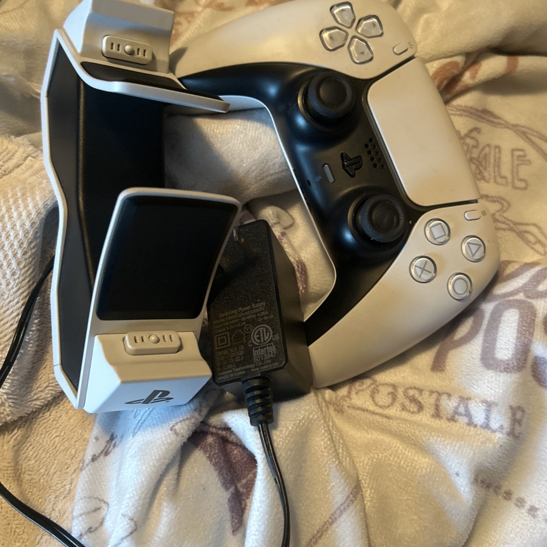 PS5 Controller And Charging Station