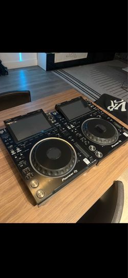 2 CDJs 3000