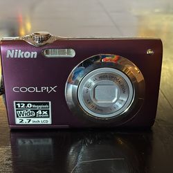 Nikon COOLPIX S3000 12.0MP Digital Camera - Plum/Magenta - UNTESTED w/ Case