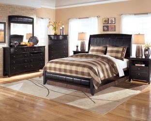 Gorgeous dark bedroom set!