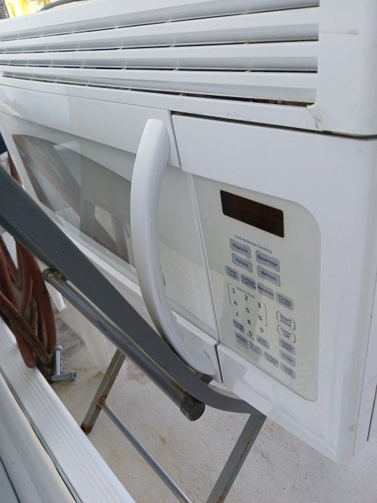 GE Microwave. Excellent Condition.