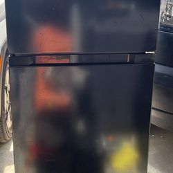 Vissani 10.1 Cu Ft Top Freezer Refrigerator 