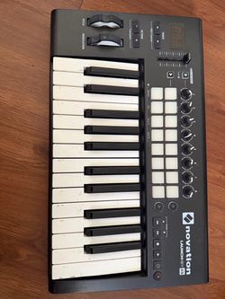 MIDI keyboard novation launch key 25