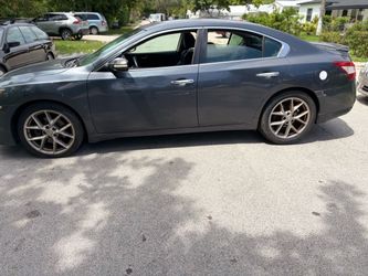 Nissan Maxima Sedan