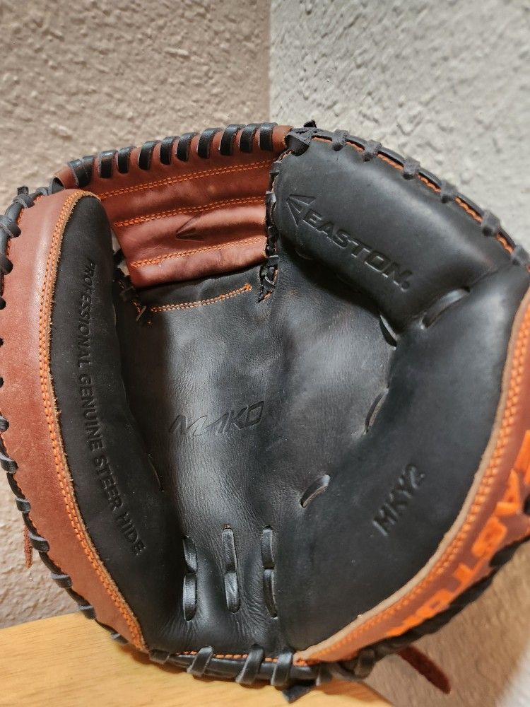 Easton Mako Catchers Mitt RHT-31"