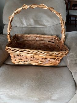 Large wicker basket with handle