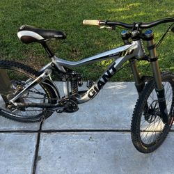 2011 Giant glory DH bike