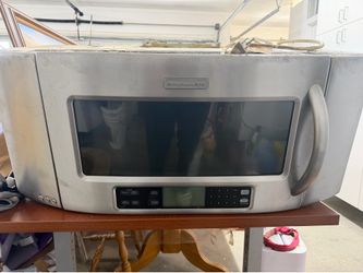 KitchenAid Stainless Steel Microwave Selling a KitchenAid stainless steel microwave.
