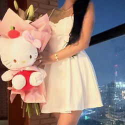 White Pearl Scallop Sweetheart Neck Dress