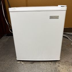 Arctic Fresh 1.6-Cu. Feet Mini Fridge ( White )