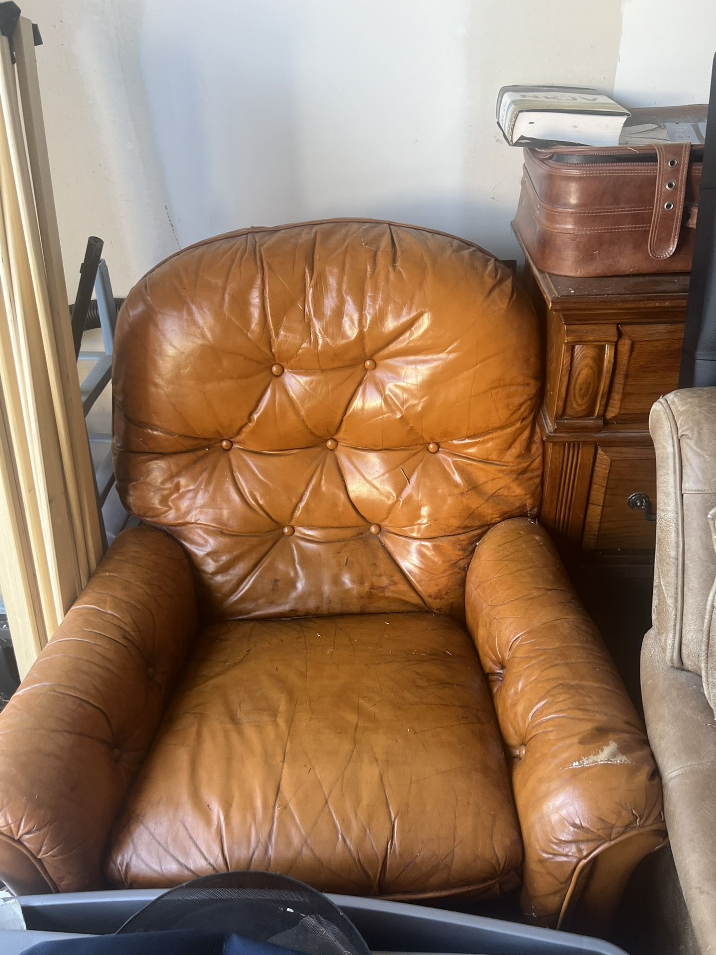 Vintage Leather Recliner Must Pick Up