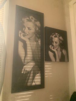 Marilyn Monroe wall photos