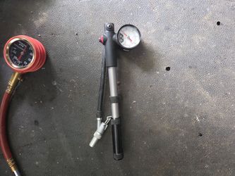Mountain bike shock pump