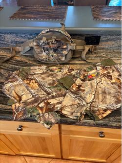 Women’s size xs and small camo hunting clothes