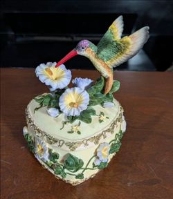 Music trinket box plays " Wind Beneath My Wings"