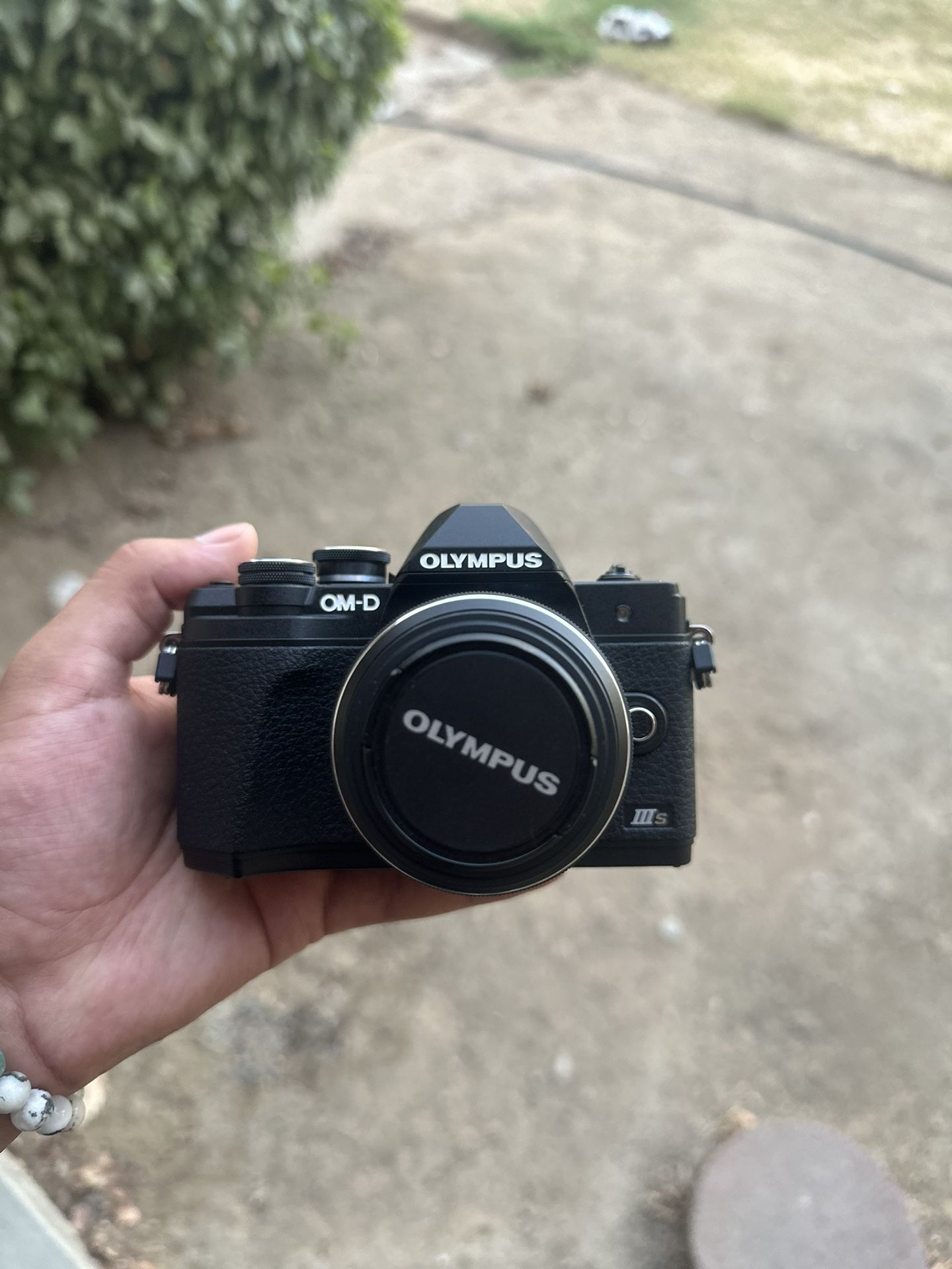 Olympus V207111BU000 DigitalCamera w/ 14-42mm