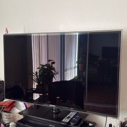 Samsung 40” TV + Roku & Remote 