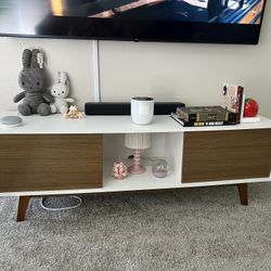 Entertainment center