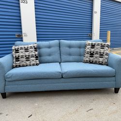 FREE DELIVERY 🚚🚛🚚 Beautiful Blue Couch
