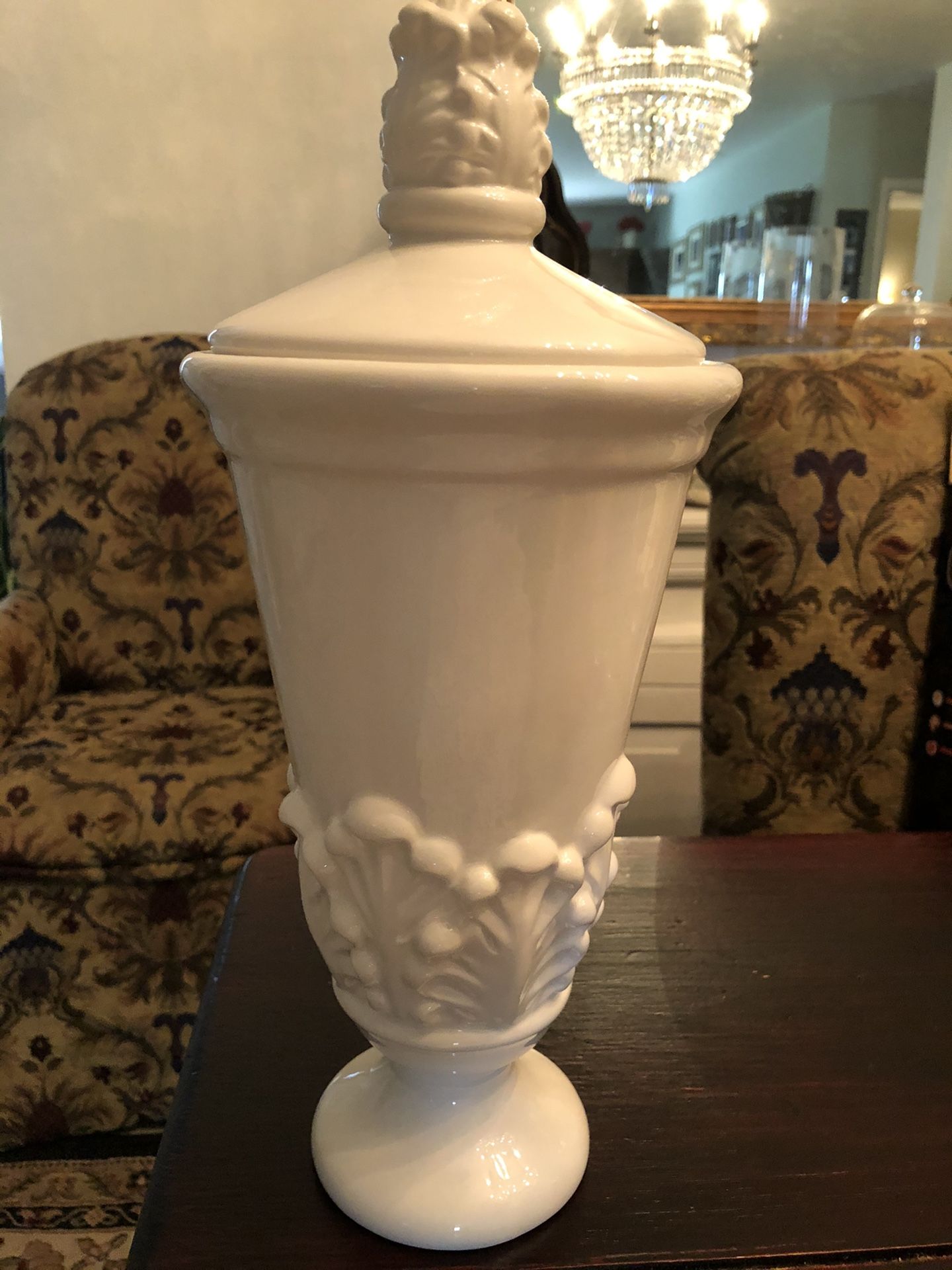 Ceramic white canister in excellent condition