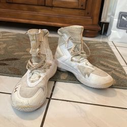 UnderArmer Size 8 / White And Gold 