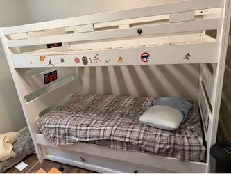 Bunk bed with trundle bed pullout