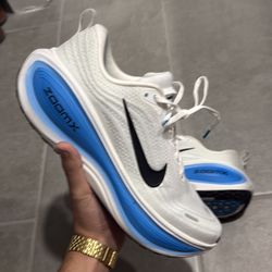 NIKE VOMERO RUNNING SHOES